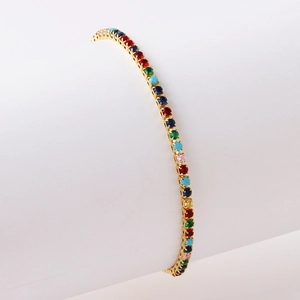 Detail eines bunten Zirkonia-Tennisarmbands mit vergoldeter Krallenfassung und Schliff