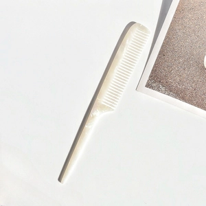 Macro di pettine a coda in acetato bianco con trama perlata e denti fitti fini