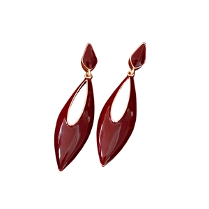 Boucles d'oreilles goutte d'eau en émail bordeaux avec bords dorés et clous chic