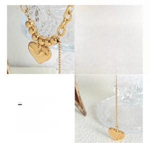 Vue détaillée du collier pendentif double cœur en acier titane plaqué or 18 carats poli