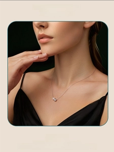 Modèle élégant portant un collier en argent S925 avec pendentif en moissanite et perle