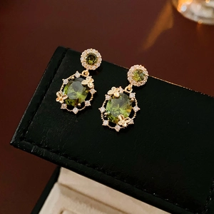 Orecchini vintage dorati con gemma verde ovale e dettagli di farfalle con diamanti