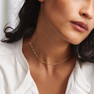Collier minimaliste en acier inoxydable plaqué or avec chaîne trombone pour femme