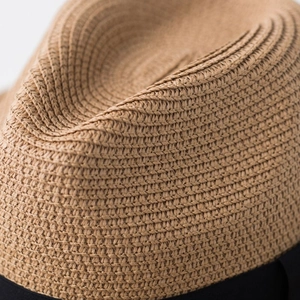 Classico cappello fedora in paglia kaki per uomo e donna con trama fine e tesa larga