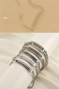 Dettaglio di varie piastre per bracciale in acciaio inossidabile con inserti