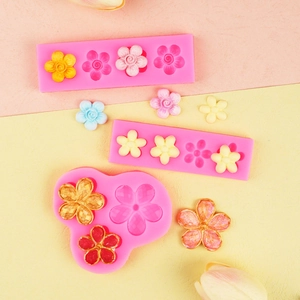 Dettaglio dello stampo in silicone rosa e decorazioni colorate a girasole