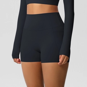 Détail du short de yoga noir à taille haute avec poche latérale et coutures plates