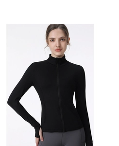 Détail d'une veste de sport noire avec col montant et passe-pouces fonctionnels