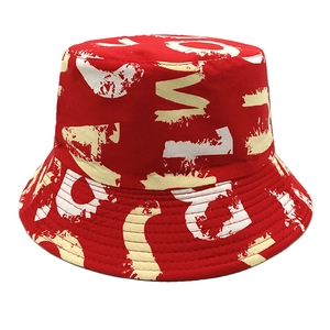 Détail d'un bob en toile de coton rouge et blanc avec imprimé graffiti LOVE et coutures