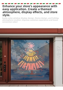 Détail d'un autocollant de sapin de Noël coloré sur la porte vitrée d'un magasin