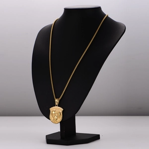 Collier pour homme en acier inoxydable doré avec un pendentif en relief portrait détaillé