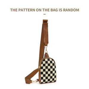 Détail du sac bandoulière à carreaux en PU avec bandoulière marron et motif unique