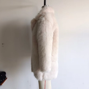 Dettaglio della trama del cappotto in ecopelliccia beige con maniche lunghe su manichino