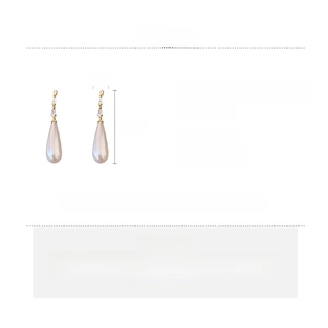 Detail view of water drop pearl earrings with dimensions 5.3x1cm and copper material
