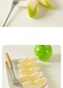 Dettaglio di fette di mela verde realistiche e frutta finta decorativa per casa