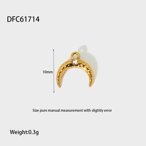 Détail d'un pendentif lune en plaqué or PVD avec texture martelée et pierre de zircon