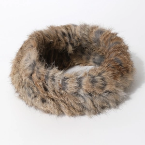 Bandeau en fausse fourrure moelleuse en tons marron et gris pour chaleur hivernale