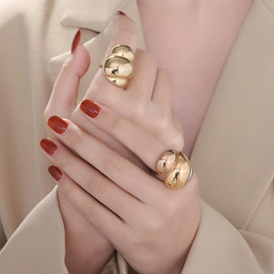 Anello a cupola in acciaio inossidabile placcato oro 18k indossato con un look elegante