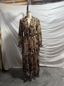 Detail van bohemien chiffon maxi-jurk met paisley-bloemenpatroon en lederen riem
