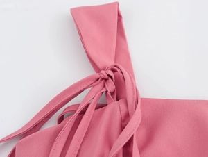 Détail macro de la robe rose avec une conception de bretelle nouée élégante