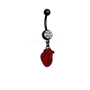 Détail d'un piercing de nombril noir avec pendentif cœur anatomique rouge et zircon
