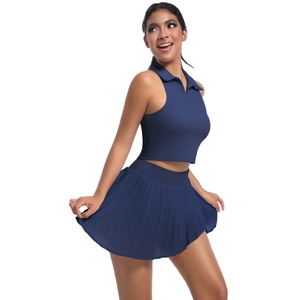 Vista laterale del set sportivo polo senza maniche blu navy e gonna a pieghe