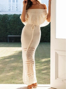 Abito lungo beige all'uncinetto con spalle scoperte e coulisse per vacanze al mare