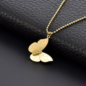 Elegante collana con ciondolo a farfalla 3D in acciaio al titanio dorato e catena a sfere