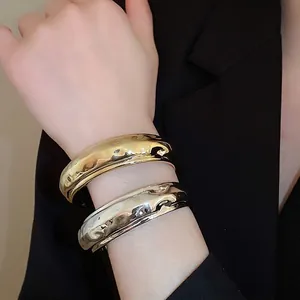 Bracelets manchettes ovales plissés en acrylique aux finitions or et argent