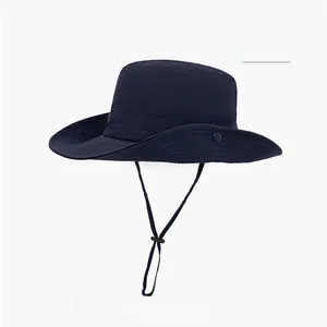 Dettaglio cappello da sole blu navy con tesa larga, bottoni metallici e sottogola