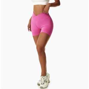 Detail der rosa Überkreuz-Hochtaillennaht an Fitness-Shorts für Bauchweg-Effekt