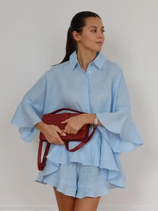 Détail de l'ensemble bleu clair style lin montrant des volants et le tissu