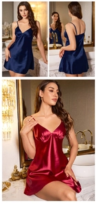 Detailaufnahme des glänzenden Satin-Unterkleids mit V-Ausschnitt in Marineblau und Weinrot