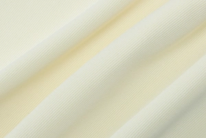 Vue macro détaillée de la texture du tricot côtelé beige montrant le motif élastique