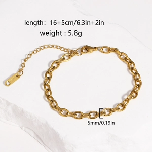 Bracciale a catena in acciaio inossidabile placcato oro 18K su fondo in pietra bianca