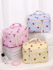Borse da toilette trapuntate con fragole in rosa blu e giallo e nastri decorativi