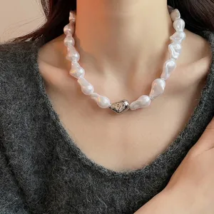 Parure de perles baroques de style français avec pendentif argenté sur pull gris foncé