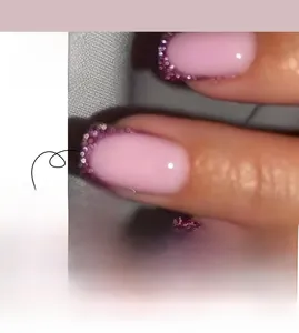 Faux ongles courts ronds avec base gelée rose et détails de paillettes violettes