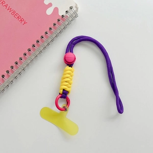 Détail du cordon de téléphone tressé violet et jaune avec perles et connecteur de fixation