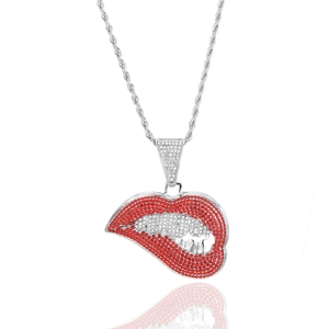 Collier hip hop avec pendentif lèvres en argent et zircons rouges et blancs sertis