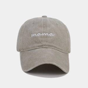 Gros plan sur la casquette en toile lavée vintage avec broderie mama blanche
