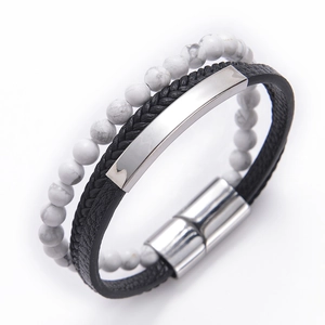 Details eines mehrlagigen Lederarmbands mit Natursteinperlen und Magnetverschluss