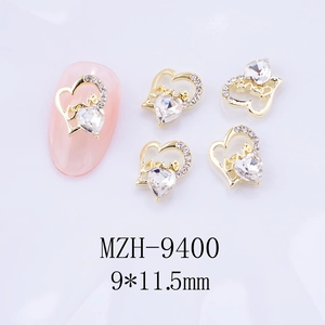 Détail de breloque ongle cœur creux doré 3D serti de zircone avec inscription Love