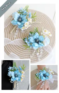 Détails de la boutonnière de mariage bleu ciel et du bracelet corsage en fleurs