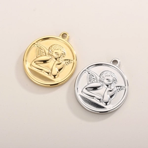 Détail de pendentifs ronds en or et argent avec motif d'ange Cupidon en relief