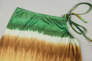 Detail aus grün-braunem Satin mit Farbverlauf, Taillenbändern und seidiger Textur