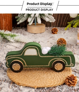 Détail d'un camion de Noël vert en bois avec paillettes dorées et petit sapin enneigé