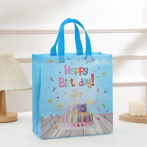 Hellblaue Happy Birthday Geschenkttüte aus Vliesstoff mit buntem Tortenaufdruck