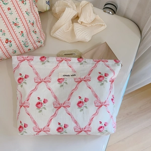 Détail de la trousse de maquillage en coton à motifs floraux et étiquette Simple Wish