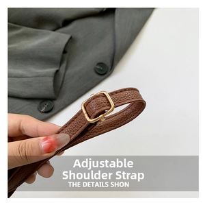 Gros plan sur la bandoulière réglable en cuir marron avec boucle en métal doré
